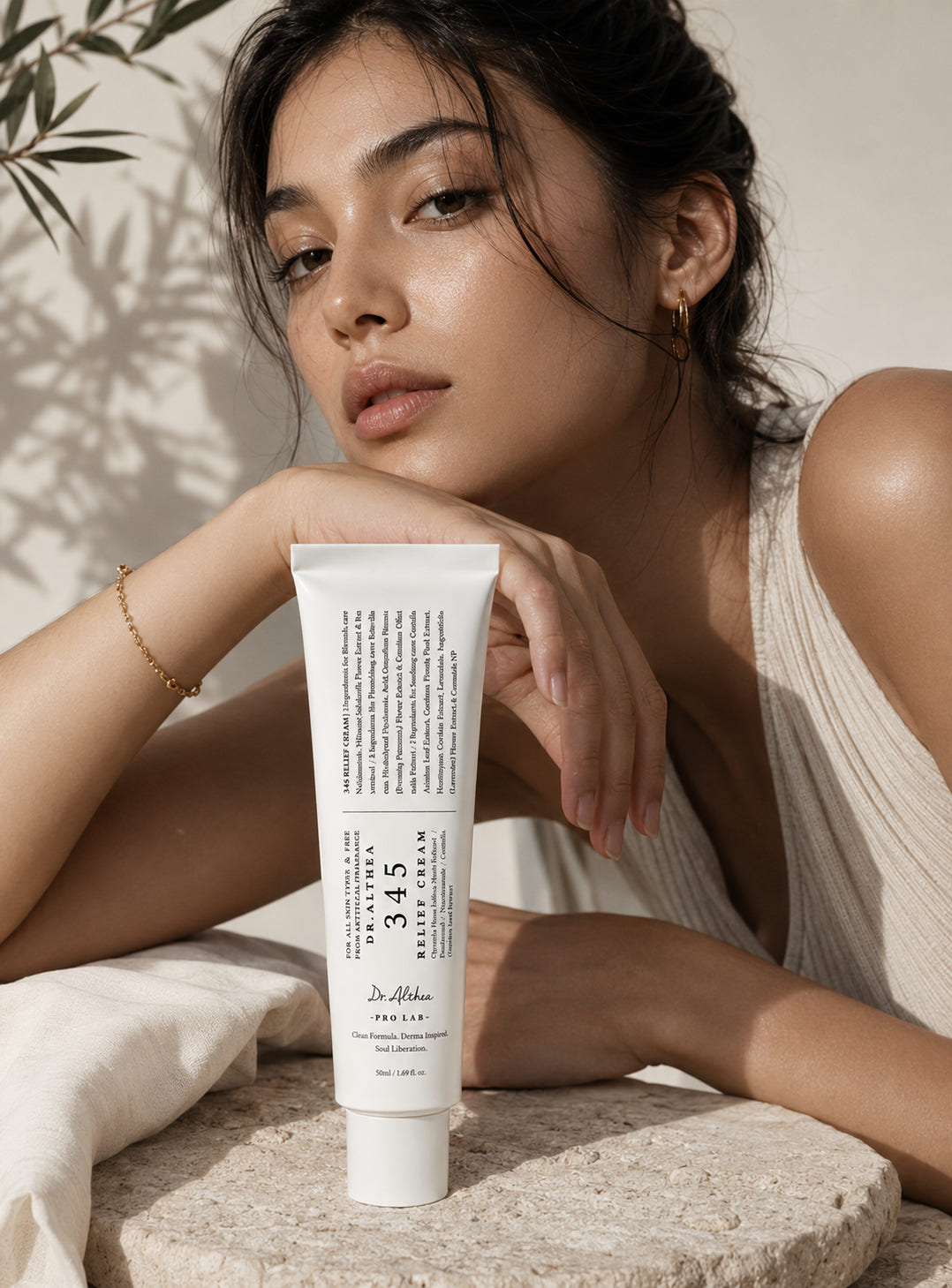 Crème apaisante 345 Dr. Althea appliquée sur le visage — texture gel-crème anti-rougeurs pour peau sensible