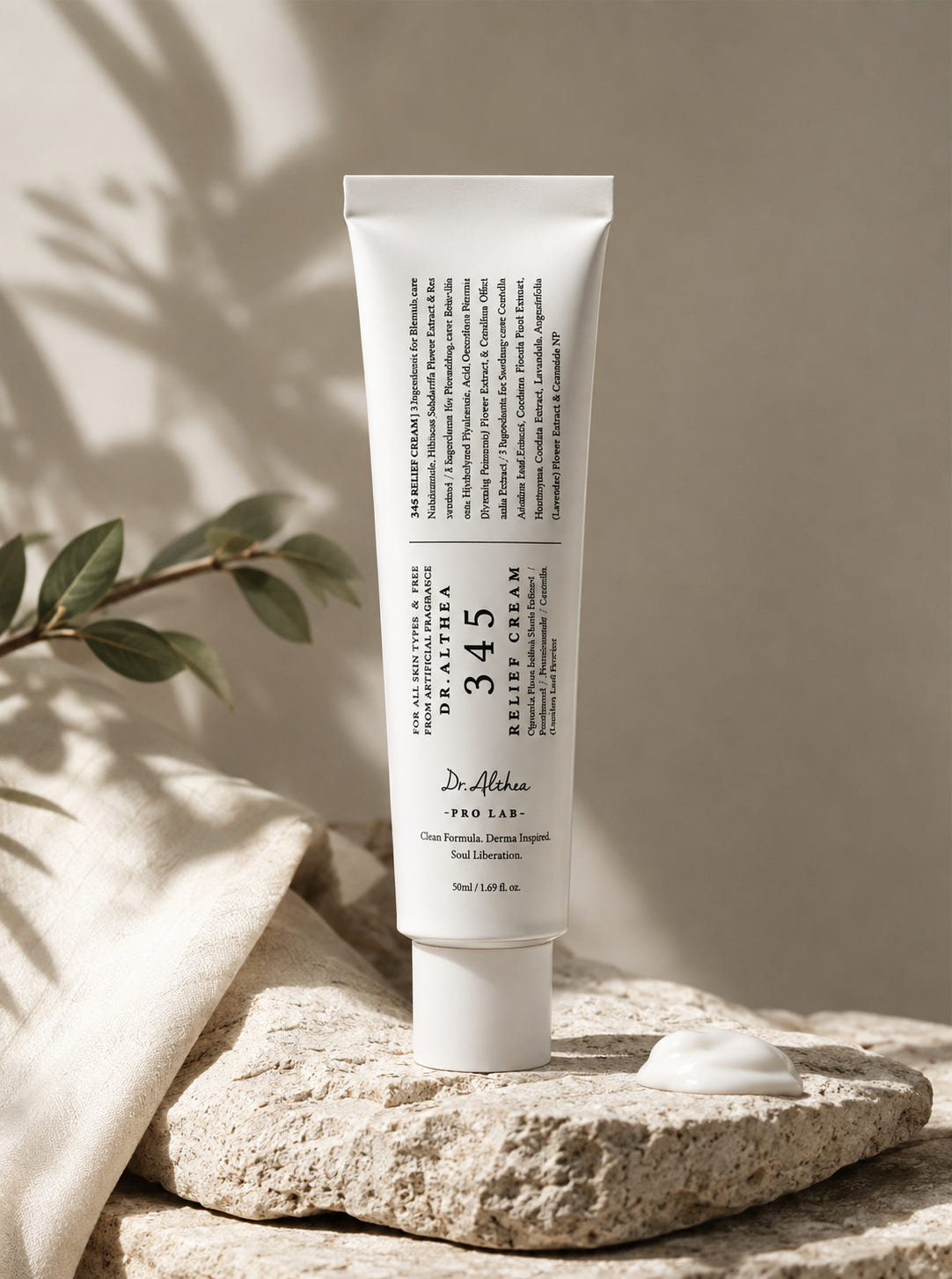 Crème Apaisante 345 Dr. Althea 50 ml — tube posé sur pierre, ambiance minimaliste